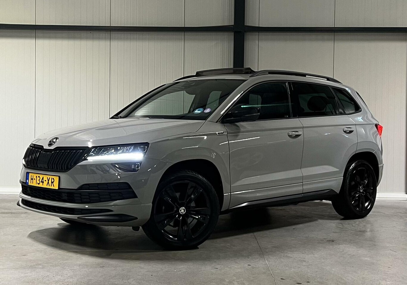 Skoda Karoq - 1.5 TSI Sportline Virtual Pano Trekhaak sfeerver - AutoWereld.nl