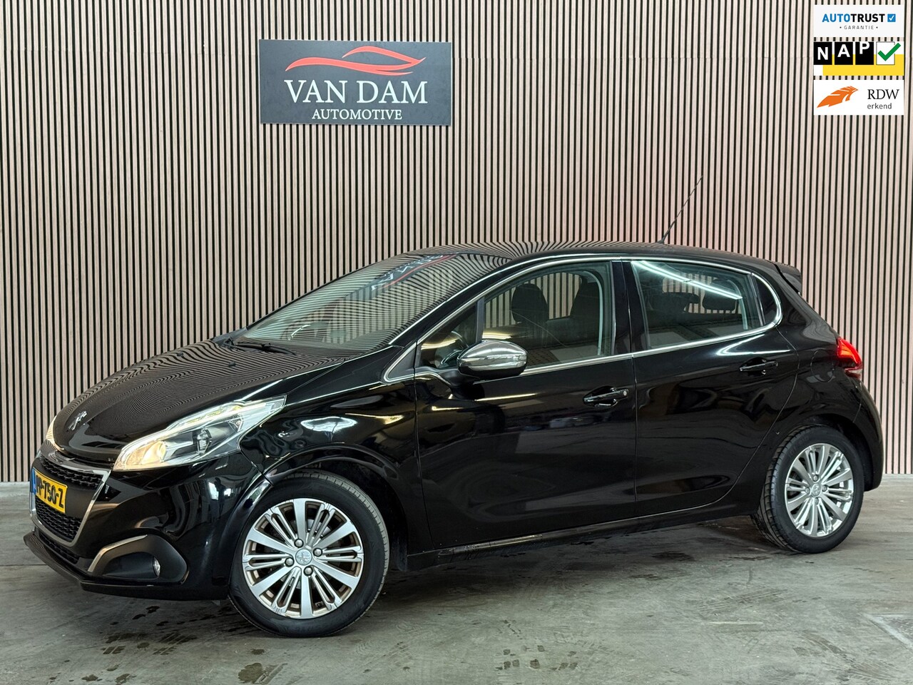 Peugeot 208 - 1.2 PureTech Blue Lease Executive 2017 NAP NAVI CRUISE - AutoWereld.nl