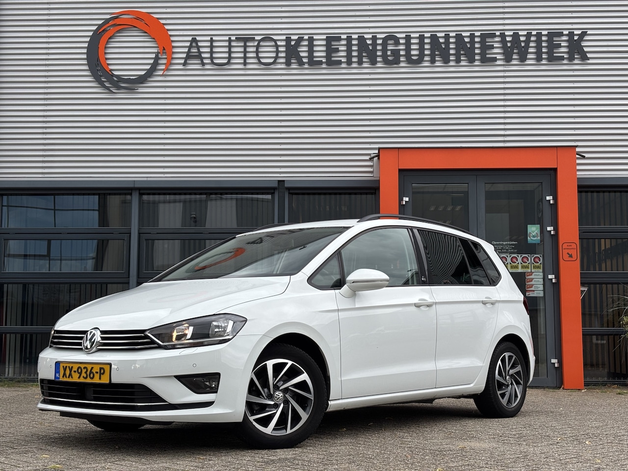 Volkswagen Golf Sportsvan - 1.2 TSI Highline Business All-season banden / Trekhaak / Apple/Android Carplay / Parkeerse - AutoWereld.nl