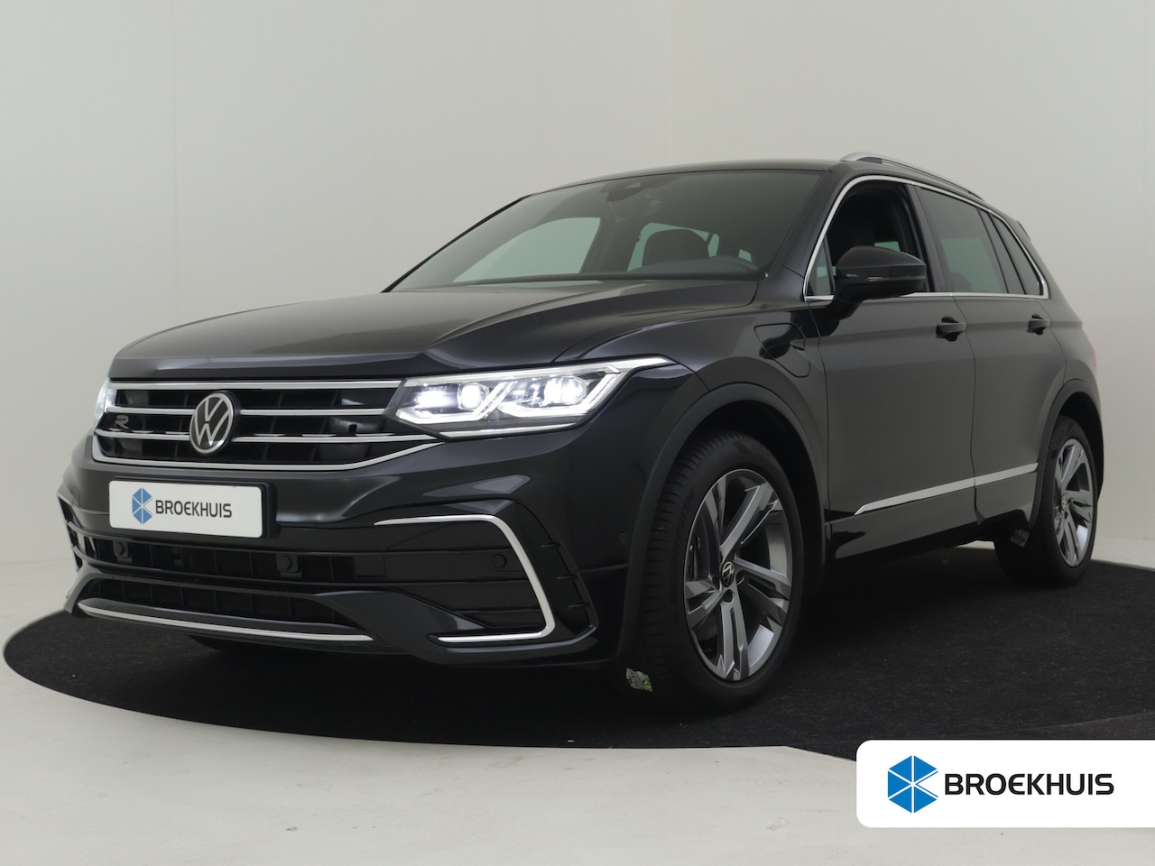 Volkswagen Tiguan - 1.4 TSI eHybrid R-Line Business+ Navigatie full map | Trekhaak | Achteruitrijcamera | 19"L - AutoWereld.nl