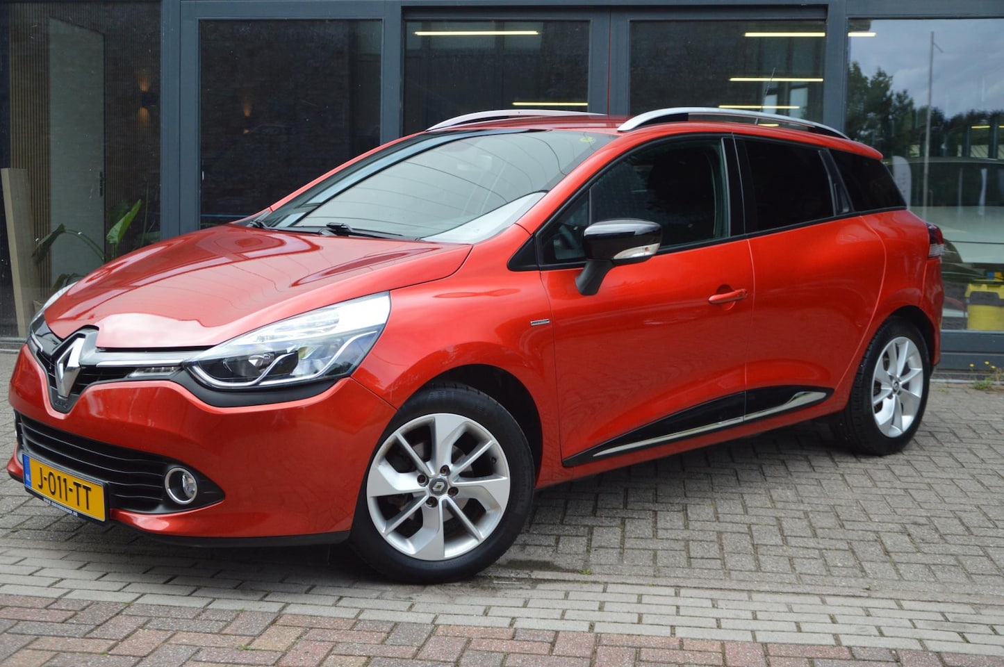 Renault Clio Estate - 0.9 TCe Limited | Cruise Control | Telefoonvoorbereiding |Keyless | Navigatie | Airco | - AutoWereld.nl