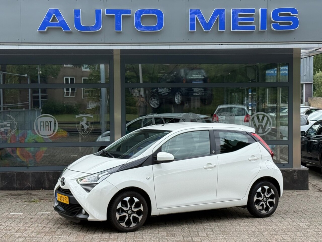 Toyota Aygo - 1.0 VVT-I X-First Automaat Airco Camera Apple Carplay - AutoWereld.nl