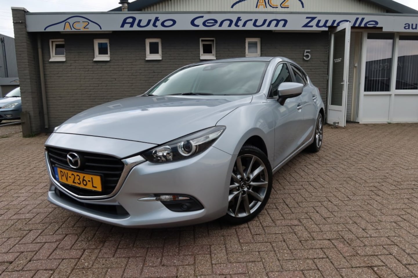 Mazda 3 - 2.0 S.A. 120 SKYLAESE, NAVI, 18 INCH, STOELVERWARMING  ENZ... - AutoWereld.nl
