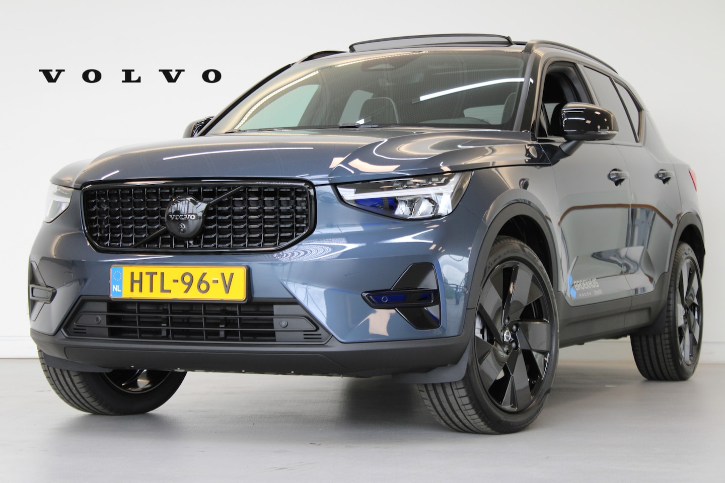 Volvo XC40 - B4 197PK Plus Black Edition | 360° | Panoramadak | Getint Glas | Adap Cruise | HK Audio | - AutoWereld.nl