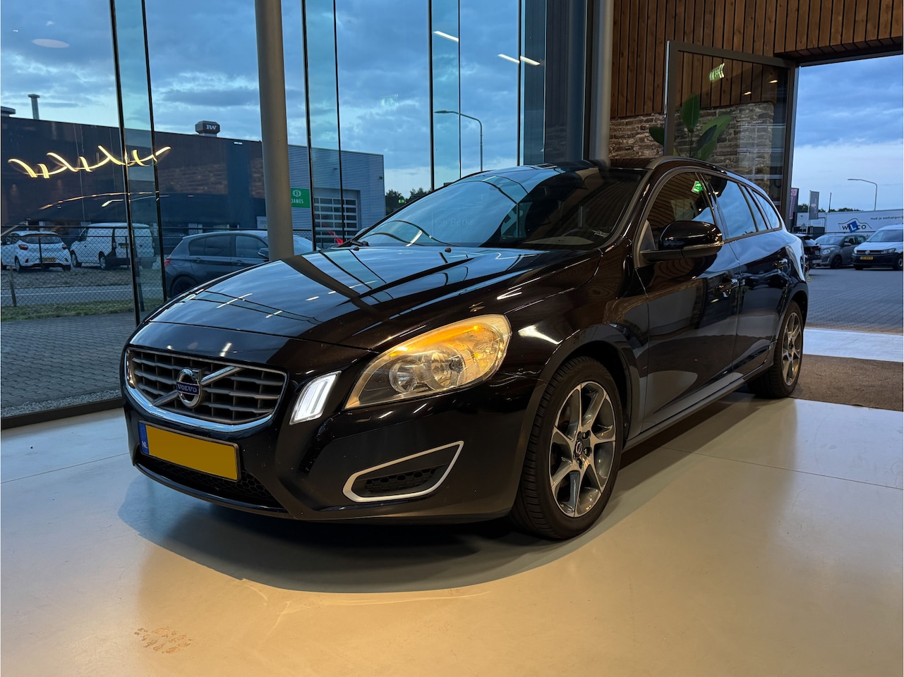 Volvo V60 - 1.6 T4 Kinetic 1.6 T4 Kinetic - AutoWereld.nl