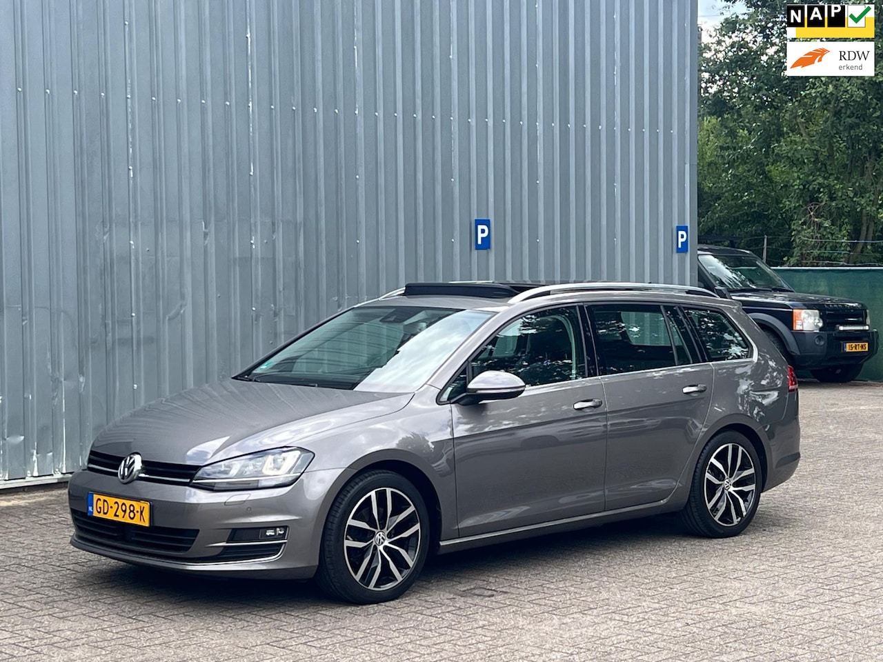 Volkswagen Golf Variant - 1.6 TDI DSG - ACC / CarPlay / Pano / Xenon - AutoWereld.nl
