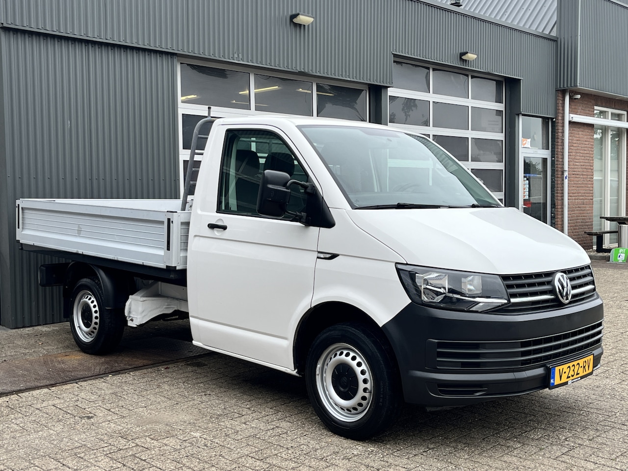 Volkswagen Transporter - 2.0 TDI L1H1 Pick up open laadbak Airco Bluetooth trekhaak 2200kg trekgewicht 1e eigenaar - AutoWereld.nl