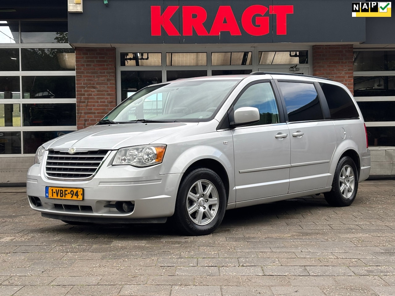 Chrysler Grand Voyager - 2.8 CRD Touring 163 PK YOUNGTIMER Grijskenteken! Camera, elektrische deuren, APK 2026, NAP - AutoWereld.nl