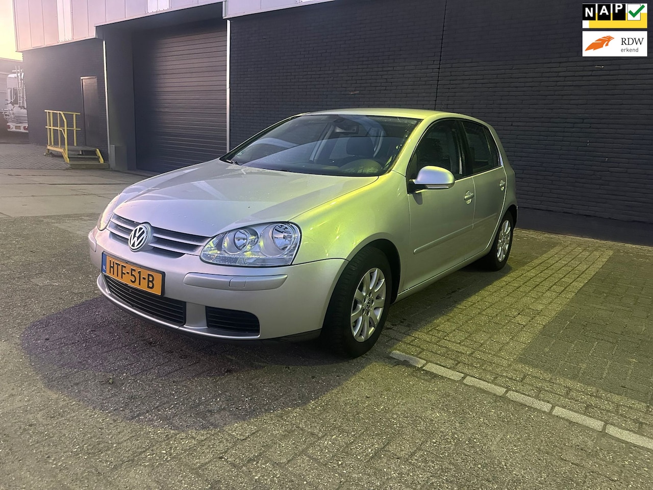 Volkswagen Golf - 1.6 Trendline Airco / Automaat / All season banden! - AutoWereld.nl