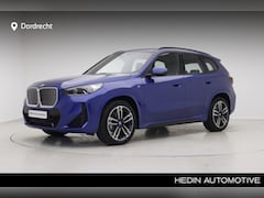 BMW iX1 - eDrive20 67 kWh M-Sport | Panorama | 19" | Trekhaak | Premium Pack