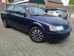 Volkswagen Passat - 1.6 Comfortline