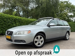 Volvo V70 - 2.0 Kinetic | Navi | Leder | Clima | 16" Velgen | Trekhaak | PDC | Cruise |