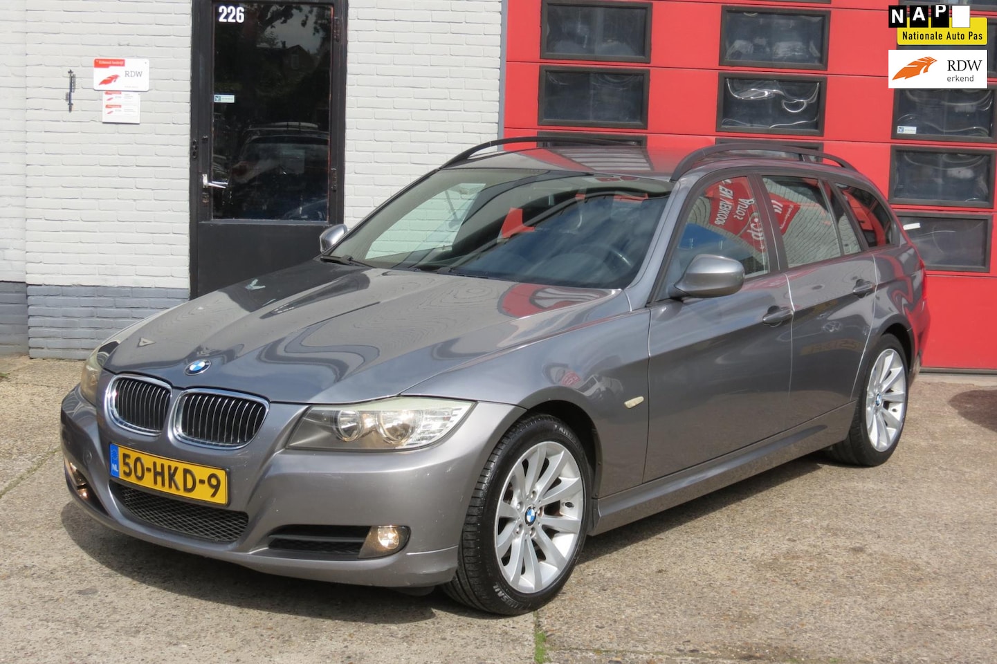 BMW 3-serie Touring - 318i Business Line 318i Business Line , LEDER , NAVI, LM VELG - AutoWereld.nl