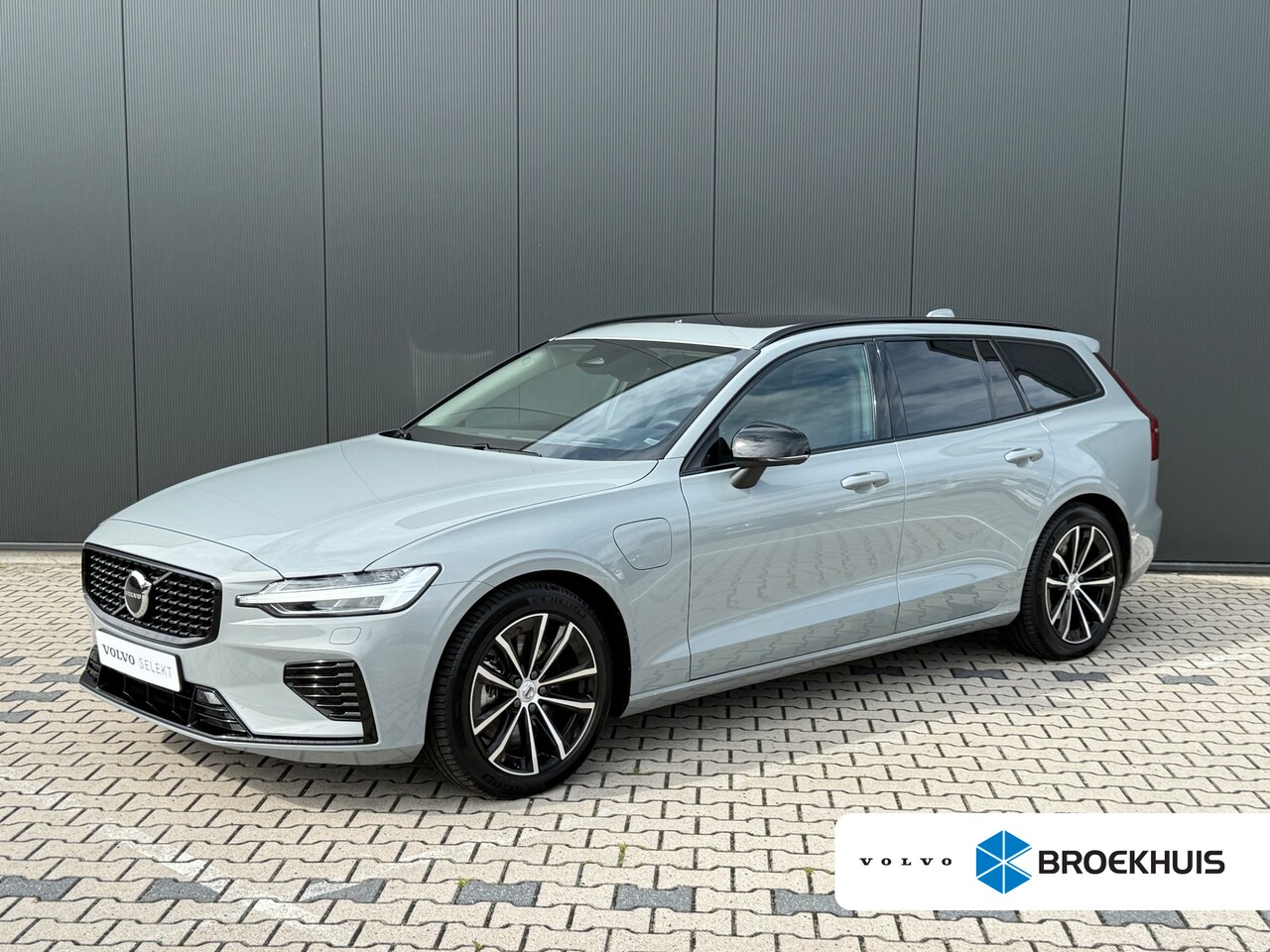 Volvo V60 - 2.0 T6 Plug-in hybrid AWD Ultra Dark | Trekhaak | Stoel en stuurwiel verwarming | BLIS | H - AutoWereld.nl