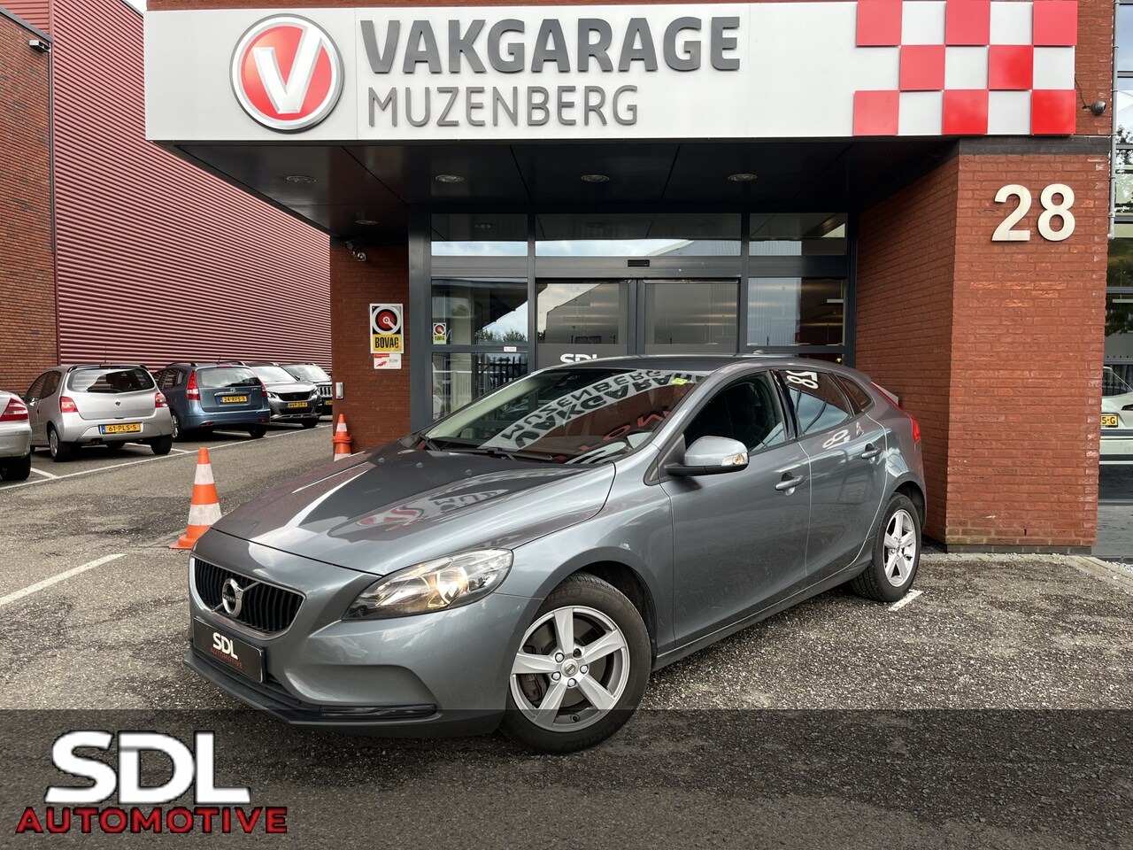 Volvo V40 - 1.5 T2 Momentum // CRUISE CONTROL // CLIMA // NAVI // PARKEERSENSOREN // TREKHAAK // - AutoWereld.nl