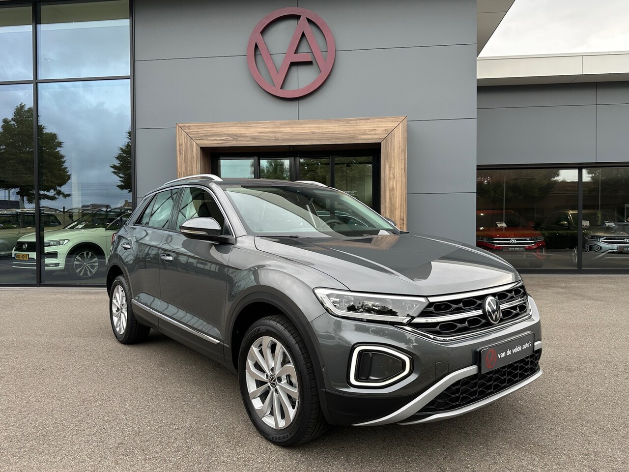 Volkswagen T-Roc - 1.5 TSI 150pk DSG Style Carplay | Camera | Keyless | Elek. Achterklep | Rijklaar incl. gar - AutoWereld.nl