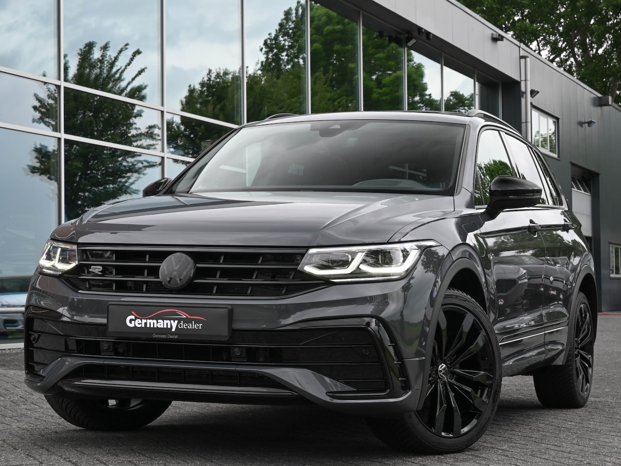 Volkswagen Tiguan - 1.4TSI E-Hybrid 245pk R-Line Pano Head-Up IQ-light 20-Inch Tr-haak Zetels Carbon - AutoWereld.nl