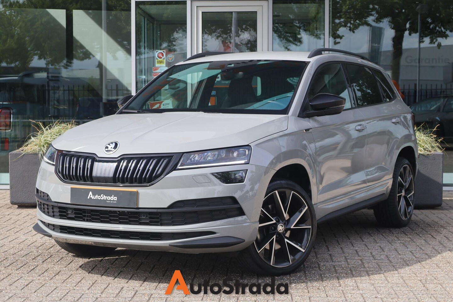 Skoda Karoq - 1.5 SportLine TSI ACT 150pk | Camera | Stoelverwarming | Keyless | Canton | ACC | Climate - AutoWereld.nl