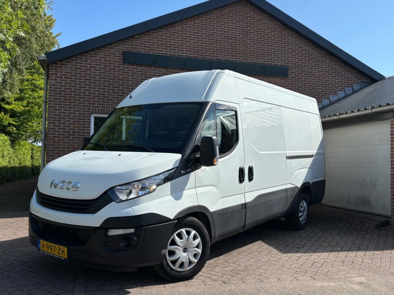 Iveco Daily - 35S15V L2H2 3.0D 3500KG trekhaak Carplay, Camera - AutoWereld.nl