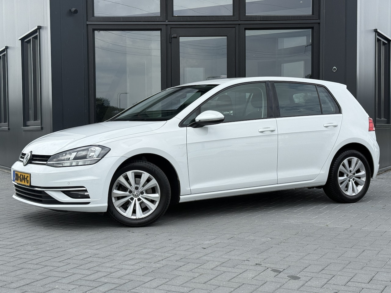 Volkswagen Golf - 1.6 TDI Comf. line Clima | Cruise | Navi | Parkeercamera | super zuinig - AutoWereld.nl