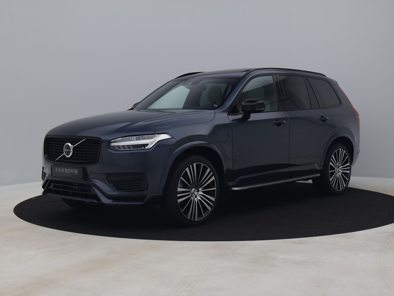 Volvo XC90 - 2.0 T8 Recharge AWD R-Design 7-Pers. | PANO | LUCHTVERING | 360° | ADAPTIVE | H&K | STOEL- - AutoWereld.nl