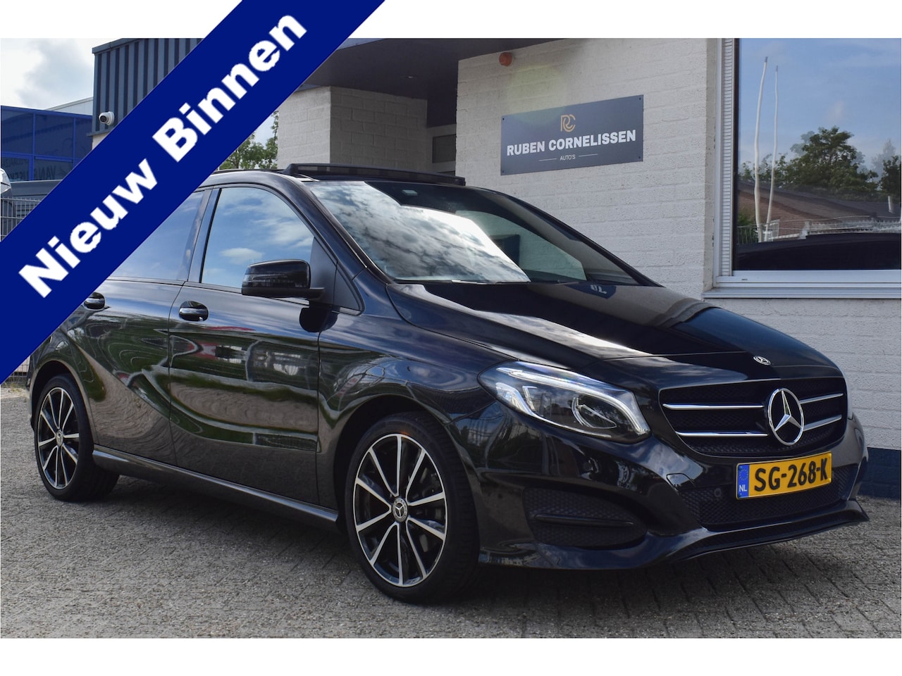 Mercedes-Benz B-klasse - 180 AMG-Line | Panoramadak | Carplay | Leder | Camera - AutoWereld.nl