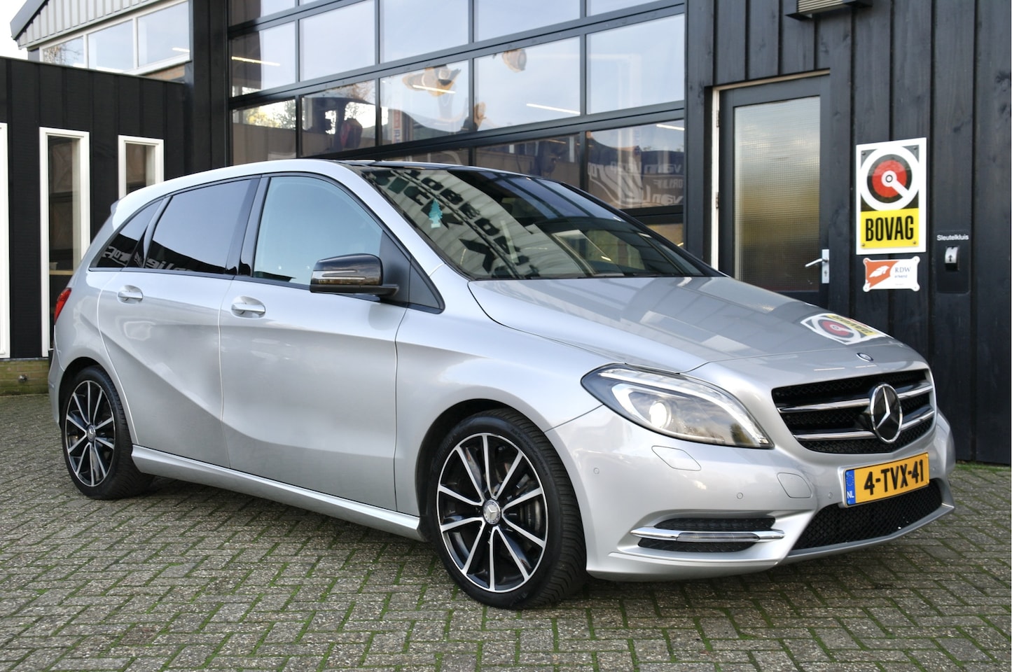 Mercedes-Benz B-klasse - 180 Ambition Comfort Automaat | NL-Auto | Pano | Xenon | 18'' | Half-Leder - AutoWereld.nl
