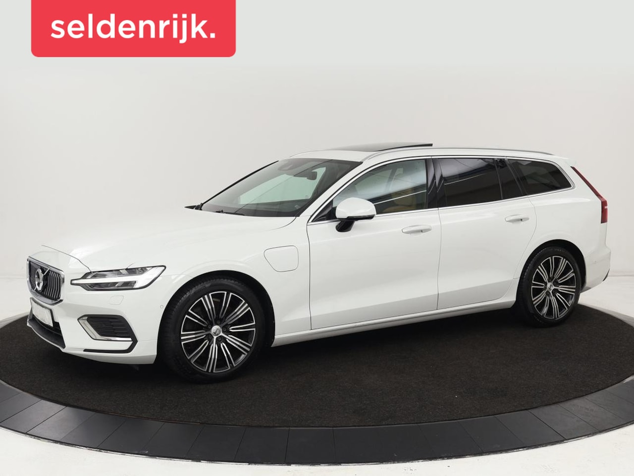Volvo V60 - 2.0 T8 Recharge AWD Inscription | Panoramadak | Head-Up | Leder | Harman/Kardon | Trekhaak - AutoWereld.nl