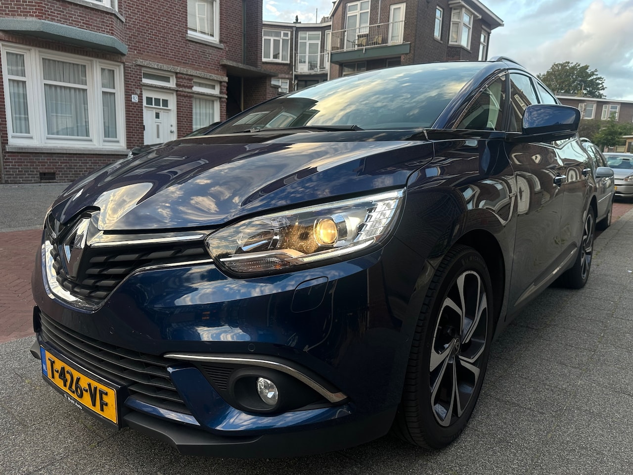 Renault Grand Scénic - 1.3 TCe Bose 7p. Pano Cruise ParkAssist CarPlay Nieuwe Apk en Beurt - AutoWereld.nl