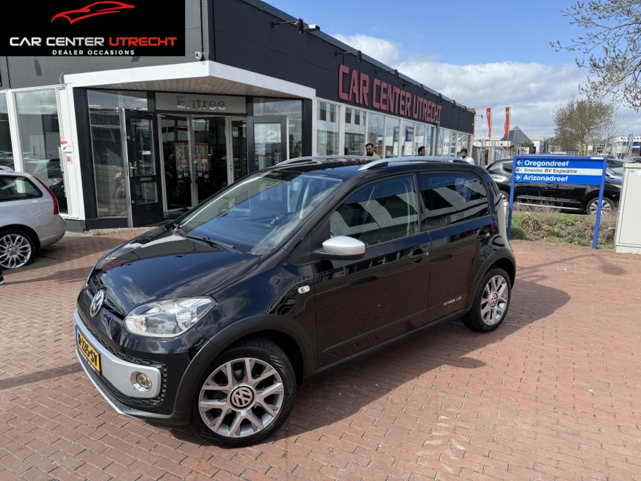 Volkswagen Up! - 1.0 cross up! BlueMotion | airco | navi - AutoWereld.nl