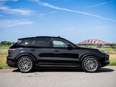 Porsche Cayenne - 3.0 V6 340PK Pano Stoelkoeling Bose ACC Sport Chrono Led Matrix 360 Camera Softclose Lucht
