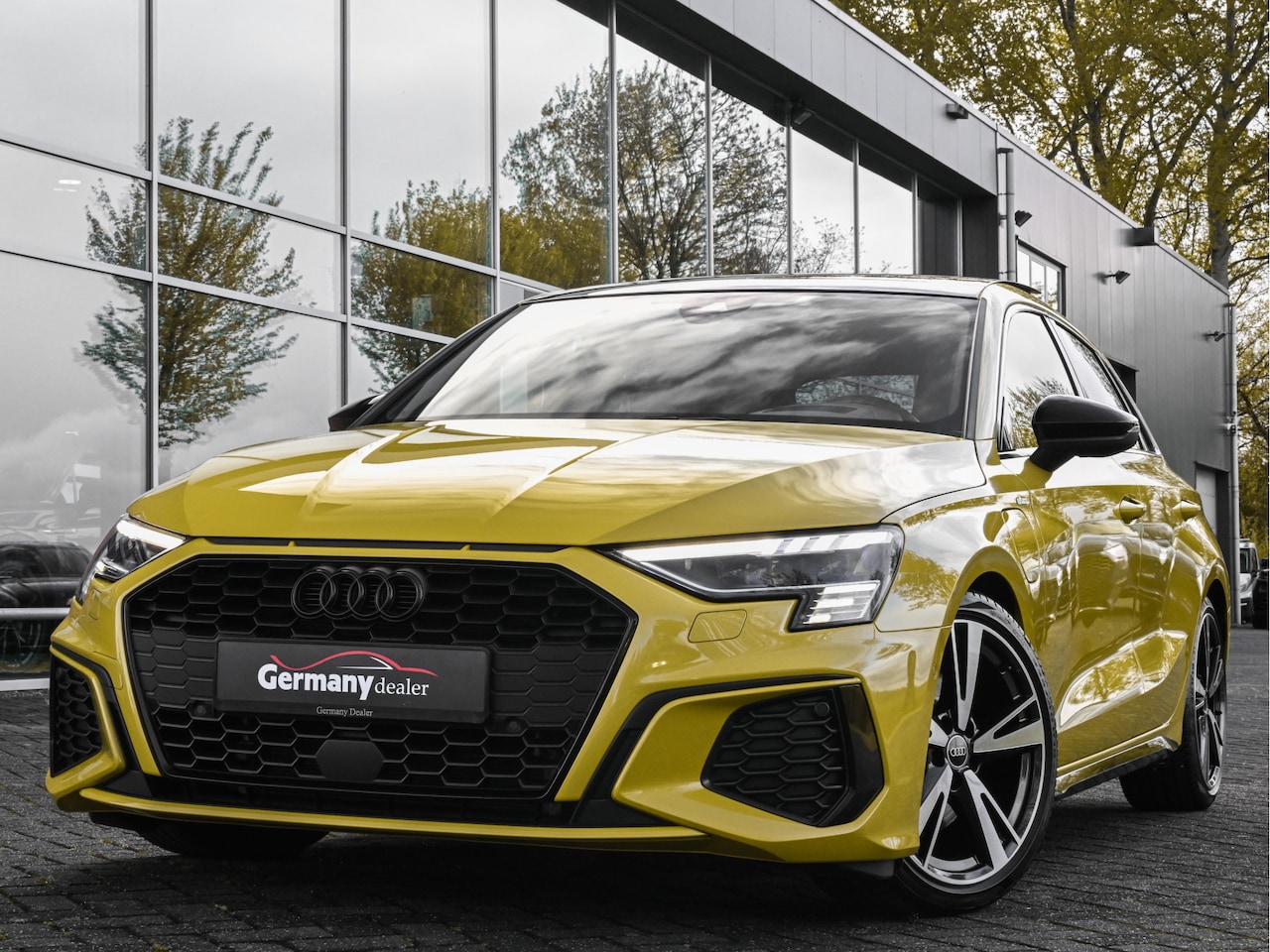 Audi A3 Sportback - 40TFSI E 204pk S-Line Pano RS-Zetels HUD M-Led 19-Inch Camera VOL! Pythongeel!! - AutoWereld.nl