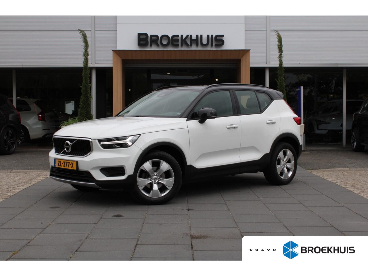 Volvo XC40 - 1.5 T3 Momentum Pro | 18" 5-Spaaks Silver velgen met 235/55 R18 banden | Achteropkomend ve - AutoWereld.nl