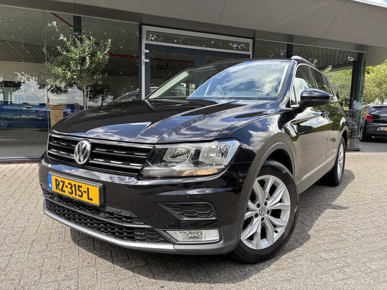 Volkswagen Tiguan - 1.4 TSI Connected Series | ACC | Trekhaak | Full options | - AutoWereld.nl