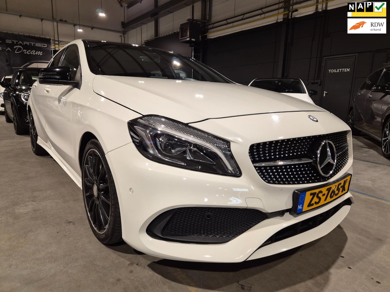 Mercedes-Benz A-klasse - 180 Prestige - AMG Pakket - Panoramadak - Xenon - LED - PDC - AutoWereld.nl