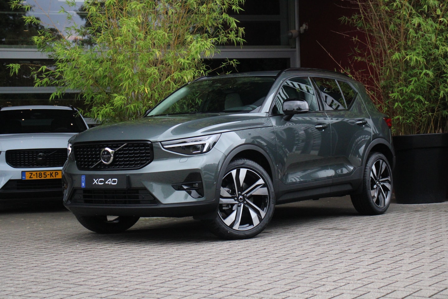 Volvo XC40 - 2.0 B4 Plus Dark | 20" Velgen | Matrix LED | 360 Camera | Panoramadak | Pilot Assist - AutoWereld.nl