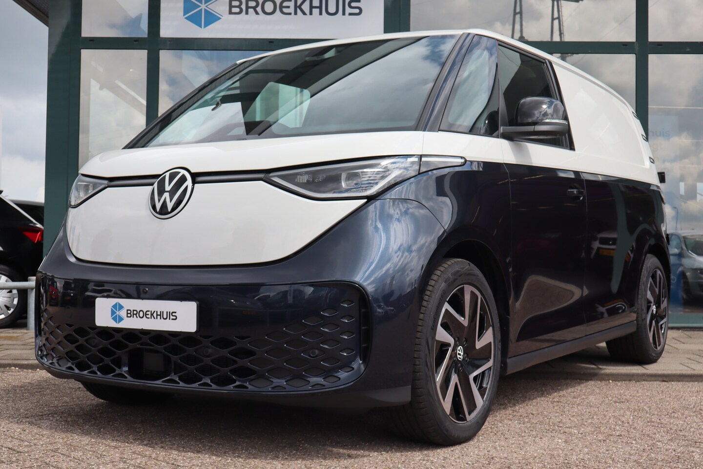 Volkswagen ID. Buzz Cargo - Anniversary Edition | 4 Sleutels met afstandsbediening | App-Connect draadloos | LED Matri - AutoWereld.nl