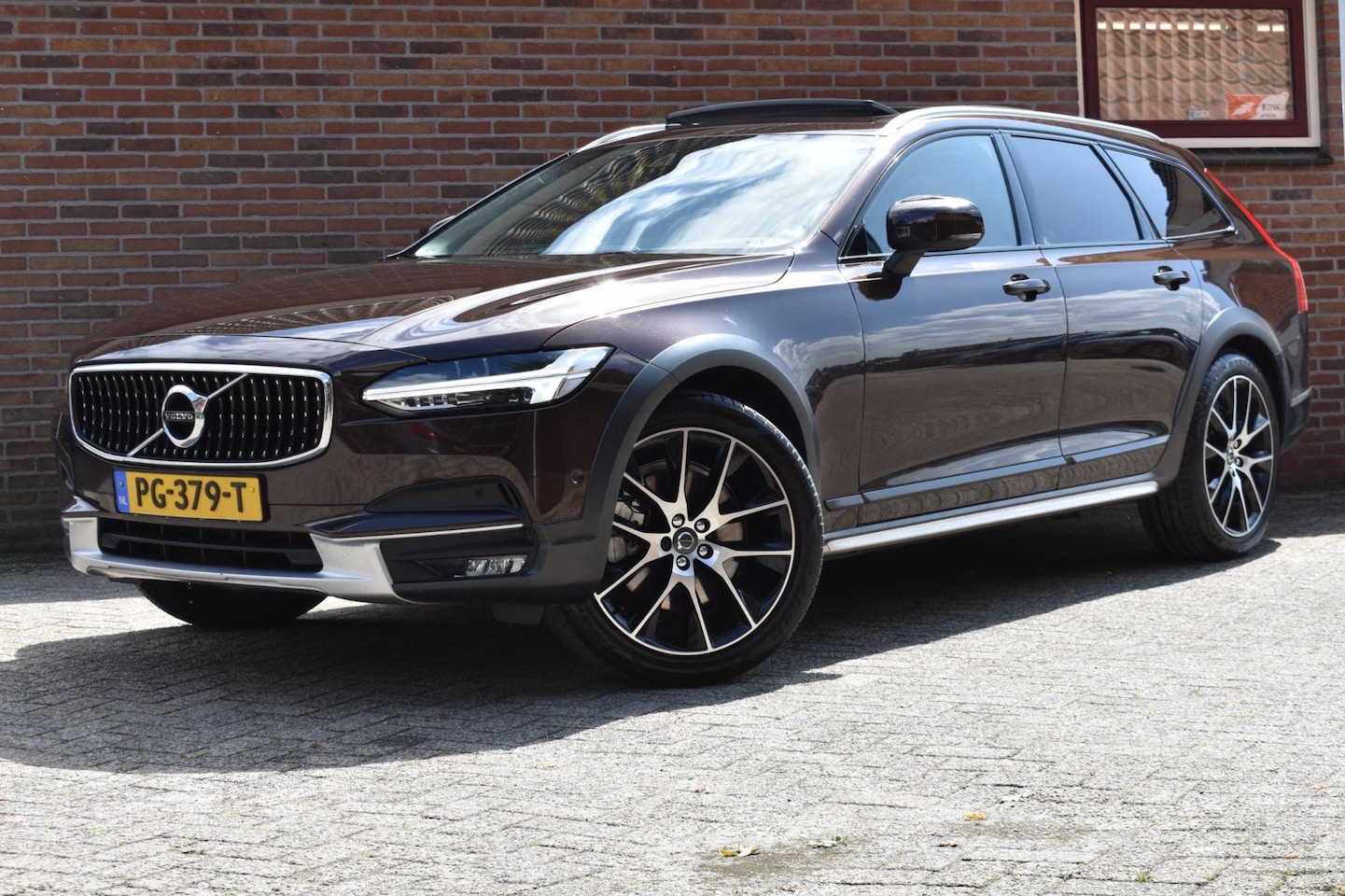 Volvo V90 Cross Country - 2.0 D5 Pro '17 LED Pano Clima Leder Navi Cruise - AutoWereld.nl