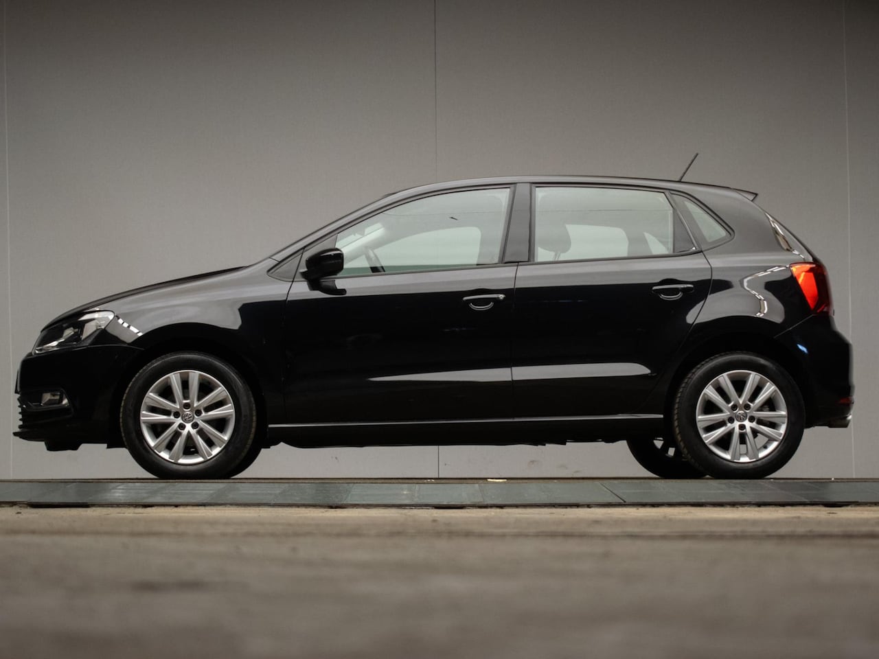 Volkswagen Polo - 1.2 TSI Comfortline Business R (NAVI,LED,CRUISE,AIRCO,LM VELGEN,SPORTSTOELEN,PDC,ELECTRISC - AutoWereld.nl