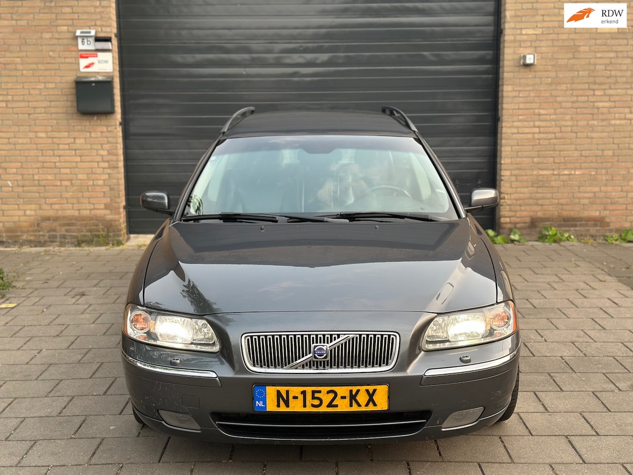 Volvo V70 - 2.5T Momentum Climate C Cruise C Navi PDC Lm velgen Lederbekleding - AutoWereld.nl