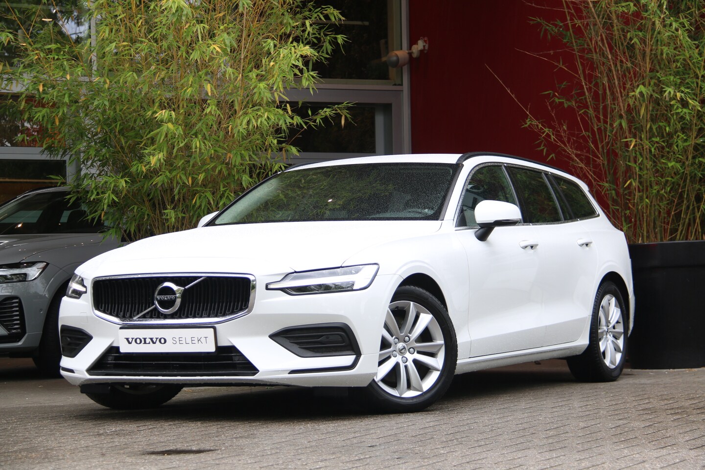 Volvo V60 - 2.0 B3 Momentum Business | Camera | Adaptive Cruise | Pilot Assist - AutoWereld.nl