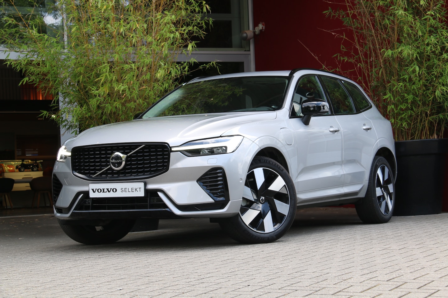 Volvo XC60 - 2.0 T6 Plug-in hybrid AWD Ultimate Dark | Trekhaak | 360 Camera | Head-up | Panoramadak | - AutoWereld.nl