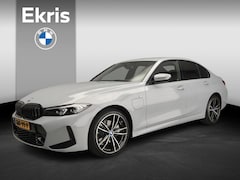 BMW 3-serie - Sedan 330e | M-Sportpakket | LED | Navigatie | Sportstoelen | Stoelverwarming | DAB | Alu