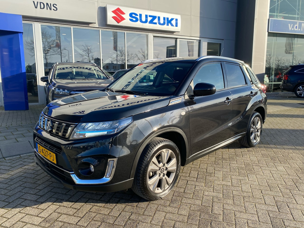 Suzuki Vitara - 1.5 Hybrid Select Automaat 35dkm BTW Fabrieksgarantie All Seasons banden info: 0492588976 - AutoWereld.nl