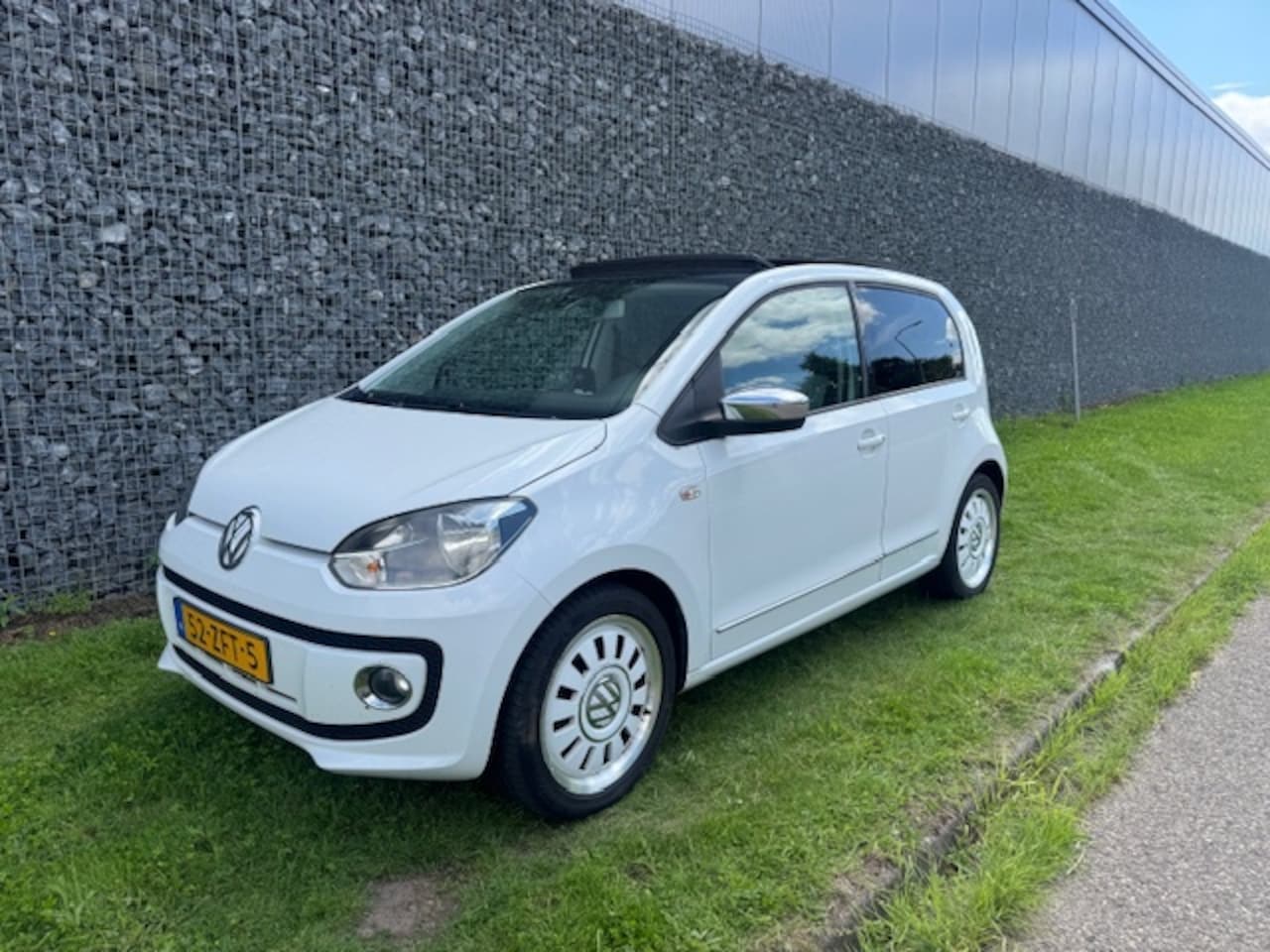 Volkswagen Up! - 1.0 high up! BlueM. Airco/Pano/Navigatie - AutoWereld.nl