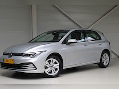 Volkswagen Golf - 1.0 eTSI Life DSG | Navigatie | PDC | App Connect