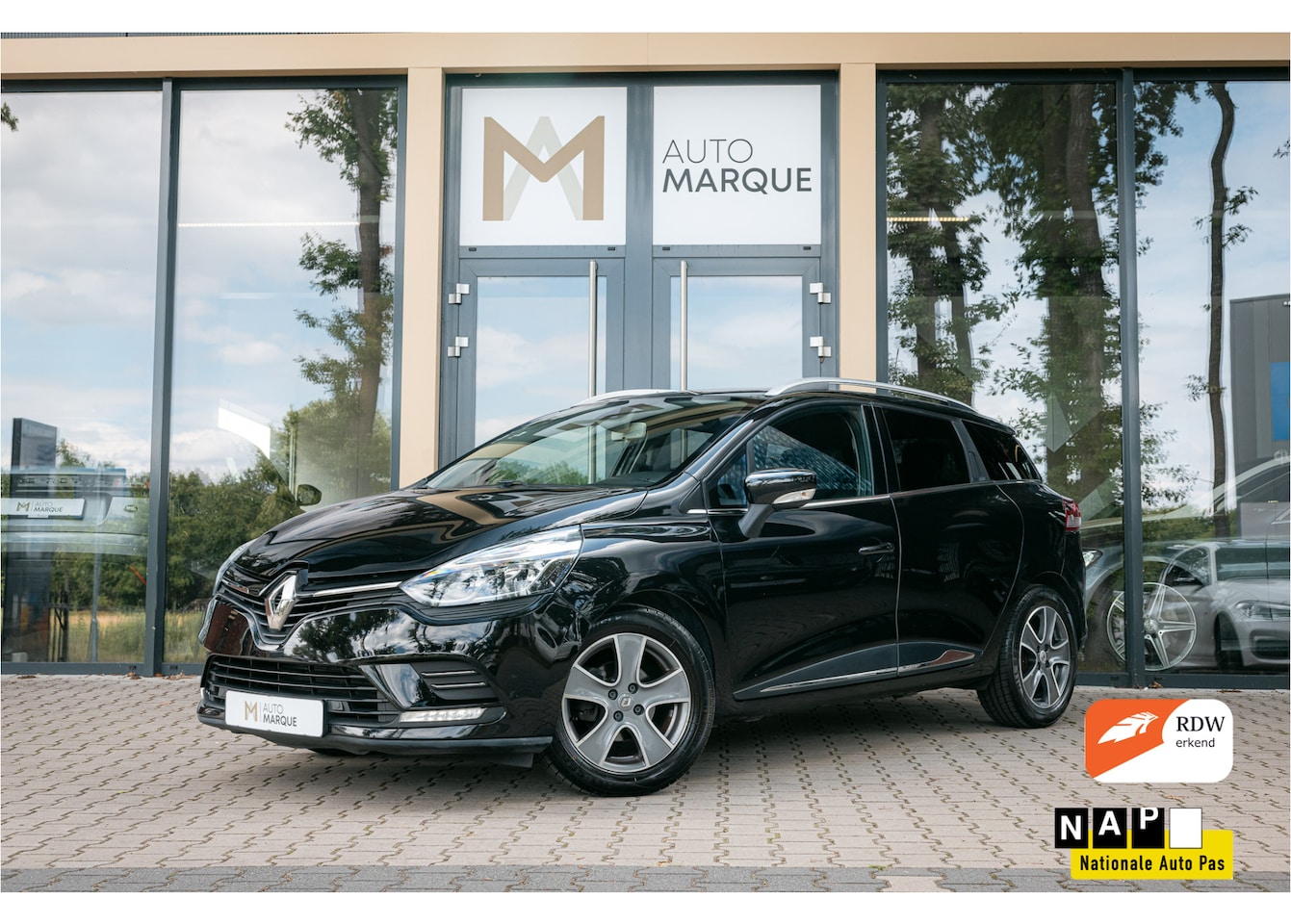 Renault Clio Estate - 0.9 TCe 90PK | Limited | Navigatie | Parkeersensoren | Cruise Control | Getint Glas | 16" - AutoWereld.nl