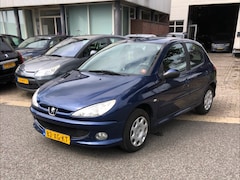 Peugeot 206 - 1.4 Forever 5 Deurs. Keurig nette en zeer goed rijdende 206 met een Apk t/m 04-12-2025