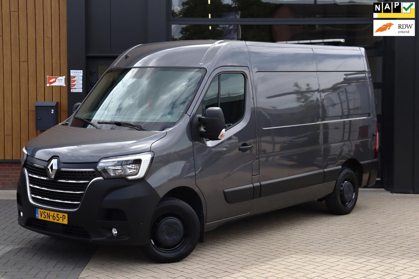 Renault Master - T35 2.3 dCi 180 L2H2 Energy Work Edition | NAP | 180 PK | Automaat | Cruise | Navi | Airco - AutoWereld.nl