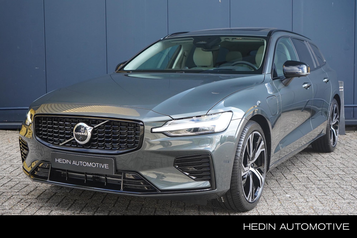 Volvo V60 - 2.0 T6 Plug-in hybrid AWD Ultimate Dark | Bowers & wilkins audio | Geventileerde voorstoel - AutoWereld.nl